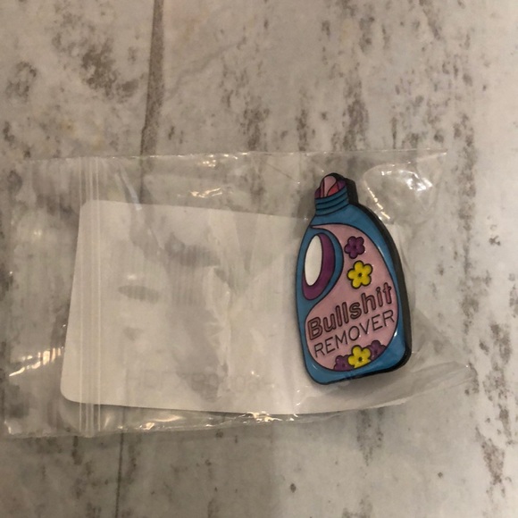 Hilarious Floral Laundry Detergent “Bullshit Remover” Metal Enamel Pin Brooch - Picture 2 of 8